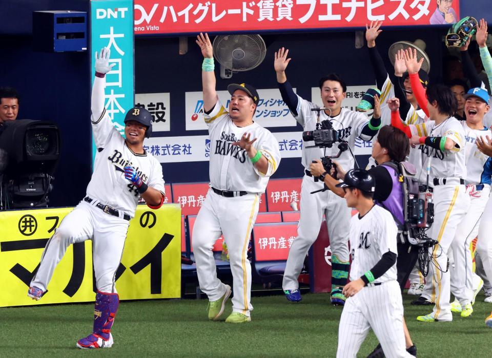 　３回、３ランを放ちポーズを決める頓宮（左）＝撮影・山口登