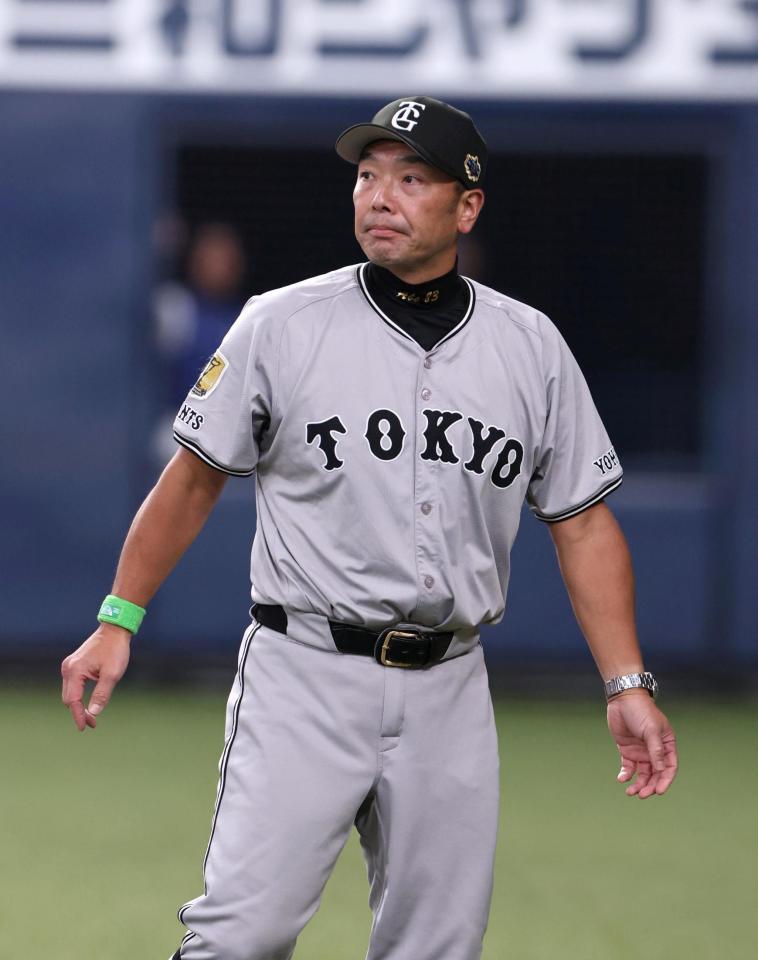 　６回の攻撃を終え、選手交代を告げた阿部監督（撮影・北村雅宏）