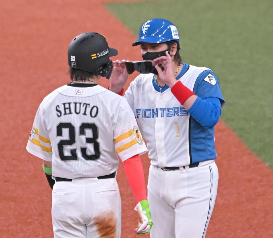 　４回、三走の周東に声をかける新庄監督（撮影・飯室逸平）