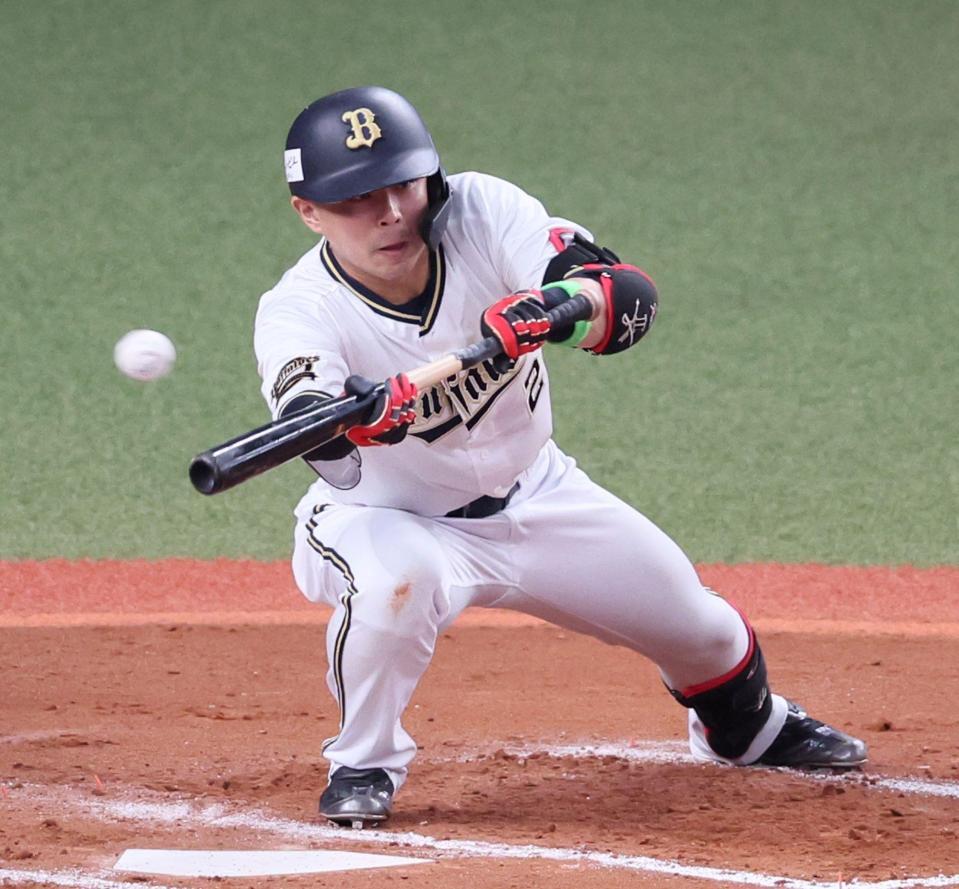 　４回、スクイズを失敗する若月（撮影・立川洋一郎）