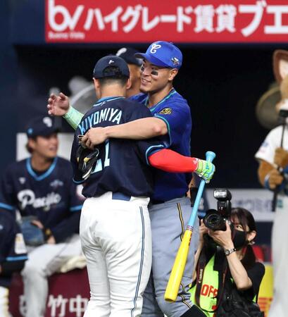 　決勝進出を決めた清宮幸と抱き合う佐藤輝（右）＝撮影・北村雅宏