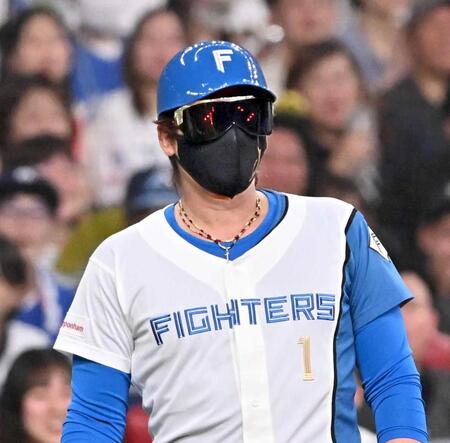 【写真】めっちゃ未来的！新庄監督“１６０万円”電光サングラスで三塁コーチャーからサイン