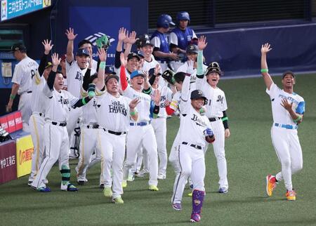 　３回、３ランを放ちナインとポーズを決める頓宮（手前）＝撮影・立川洋一郎