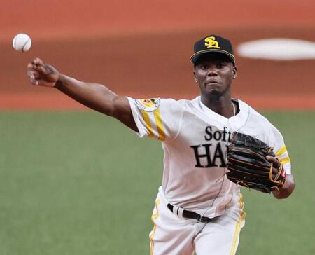 　右で投げるモイネロ