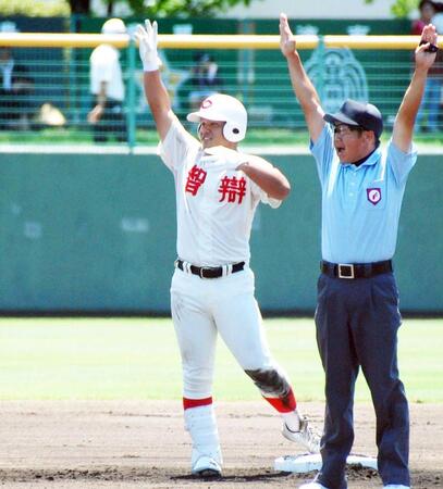 　１回、先制２点打を放ち、ベンチに手を上げる智弁和歌山・荒井（撮影・北村孝紀）