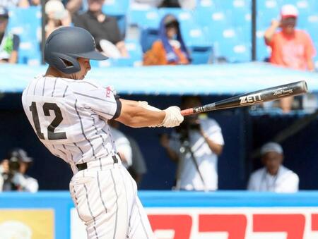 　２回、先制２ランを放つ岩倉・河村（撮影・石井剣太郎）