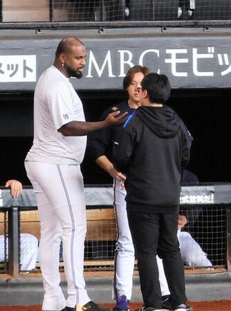 　翌日、通訳を介して言葉をかわす宮城とレイエス＝５月