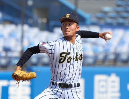 　佼成学園打線相手に好投する東海大菅生・上原（撮影・佐々木彰尚）