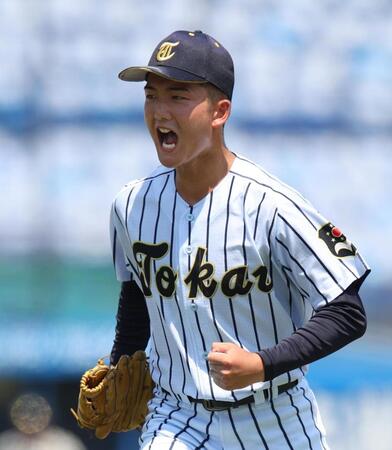 　６回、中村を空振り三振にしとめて叫ぶ東海大菅生・上原（撮影・佐々木彰尚）