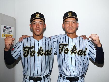 　４強進出を決めた東海大菅生・藤平（左）と上原（撮影・佐々木彰尚）