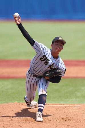 　８回から２イニングに登板した東海大菅生・藤平（撮影・佐々木彰尚）