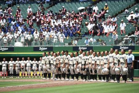 　三田学園にサヨナラ勝利し、校歌を歌う小野ナイン（撮影・西田忠信）