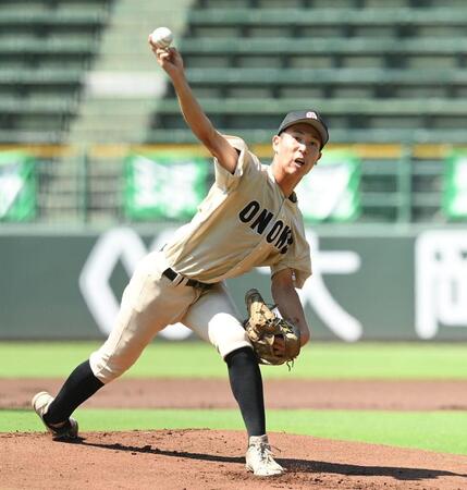 　力投する先発の小野・本山翔（撮影・西田忠信）