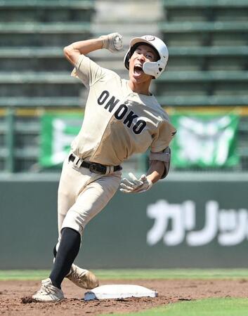 　３回、逆転の２点二塁打を放ちガッツポーズする小野・本山翔（撮影・西田忠信）