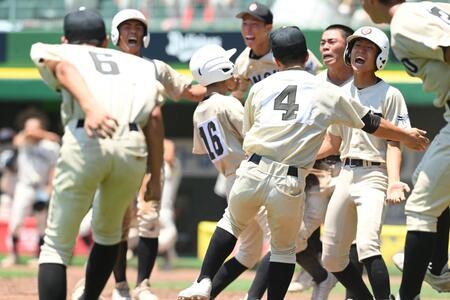 　三田学園にサヨナラ勝ちし、歓喜する小野ナイン（撮影・西田忠信）