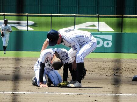 　サヨナラ負けにがっくり膝をつく大阪偕星・橋本一輝