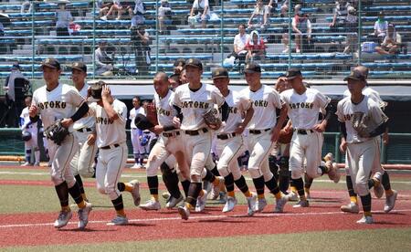 　瀬戸内に勝利し、決勝に進出した崇徳ナイン（撮影・市尻達拡）