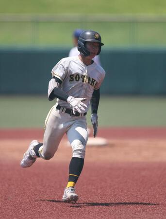 　５回、右中間へのタイムリー三塁打を放つ崇徳・中島航（撮影・市尻達拡）