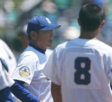 　４回、ナインに指示を送る瀬戸内・永田利則監督（撮影・市尻達拡）