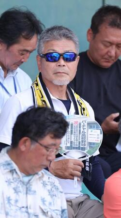 　ネット裏から熱視線を送る、広島ＯＢで母校の総監督を務める山崎隆造氏（撮影・市尻達拡）