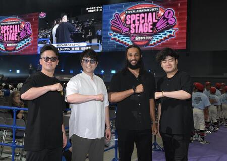 　スペシャルステージに私服で登場した（左から）ＤｅＮＡ・牧秀悟、佐野恵太、ジャクソン、伊勢大夢（撮影・伊藤笙子）