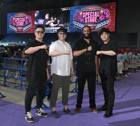 　スペシャルステージに私服で登場した（左から）ＤｅＮＡ・牧秀悟、佐野恵太、ジャクソン、伊勢大夢（撮影・伊藤笙子）