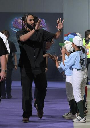 　パープルカーペットの上を歩くＤｅＮＡ・ジャクソン（撮影・伊藤笙子）