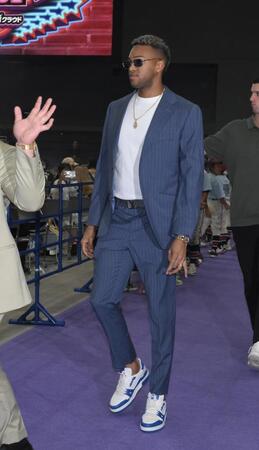 【写真】巨人　最強守護神のファッションがめちゃオシャレ！ネイビーのセットアップが超スマート