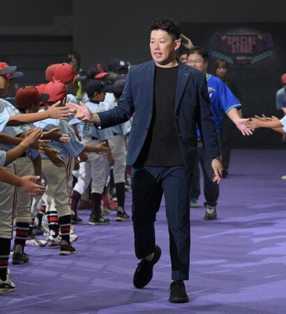 　パープルカーペットの上を歩くヤクルト・大西広樹（撮影・伊藤笙子）