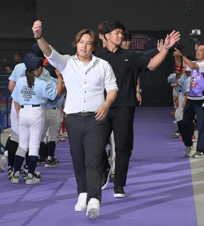 【写真】オリックス　宮城大弥の鍛え抜かれた上半身がすごっ！厚みが分かる白シャツスタイル