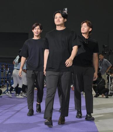 　お揃いのブラックコーデで登場した（左から）ロッテ・藤原恭大、中森俊介、山本大斗（撮影・伊藤笙子）