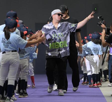 【写真】ソフトバンク・山川　金色ネックレスじゃらじゃら球場入り