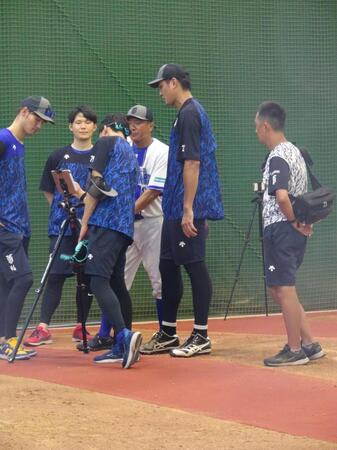　ブルペンでの投球練習後、データを確認する藤浪＝横須賀市