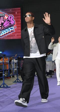 　パープルカーペットに登場した日本ハム・万波中正（撮影・伊藤笙子）