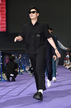 　スペシャルステージに黒のコーディネートで登場した日本ハム・清宮幸太郎（撮影・伊藤笙子）