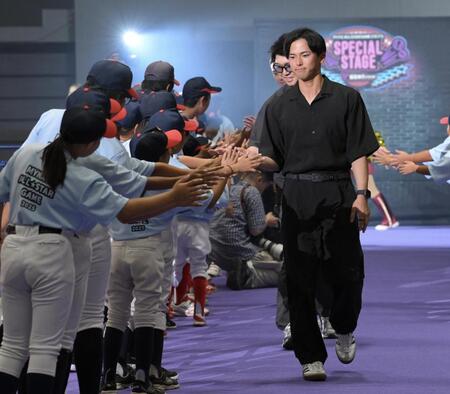 　女子野球の子どもたちとハイタッチする楽天・宗山塁（撮影・伊藤笙子）