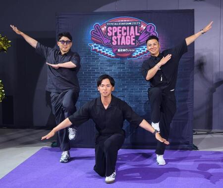 　スペシャルステージでポーズを決める（左から）楽天・西口直人、宗山塁、村林一輝