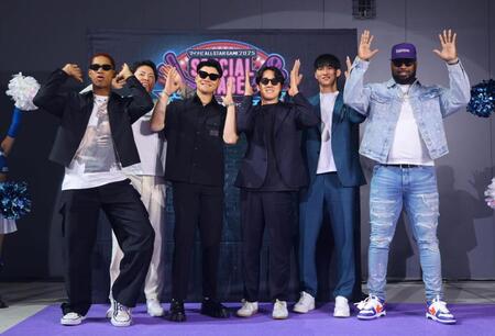 　スペシャルステージに登場した（左から）日本ハム・万波中正、田中正義、清宮幸太郎、北山亘基、達孝太、フランミル・レイエス＝横浜ＢＵＮＴＡＩ