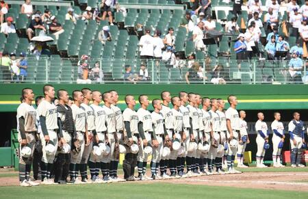 　神戸国際大付に勝利し、校歌を歌う報徳学園ナイン（撮影・西田忠信）