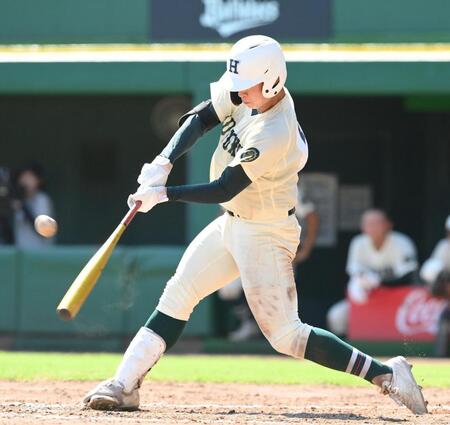 　８回、適時打を放つ報徳学園・山岡純平（撮影・西田忠信）