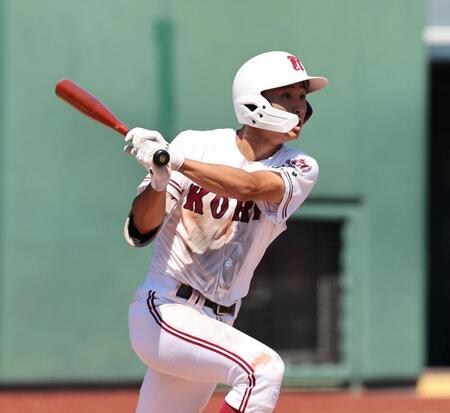 　５回、右翼線を破る２点タイムリー三塁打を放つ広陵・白髪零士（撮影・市尻達拡）