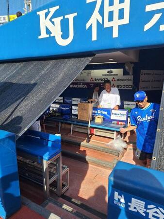 　巨人・阿部慎之助監督（右）らを激励に訪れた中大・清水達也監督（中央）