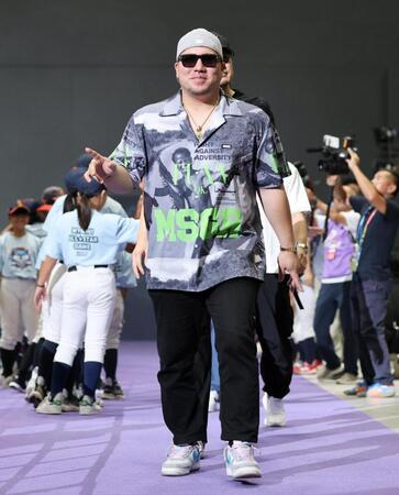 　私服姿でスペシャルステージに臨むソフトバンク・山川