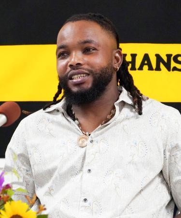 　阪神に復帰し、記者会見するドリス＝２４日、兵庫県西宮市