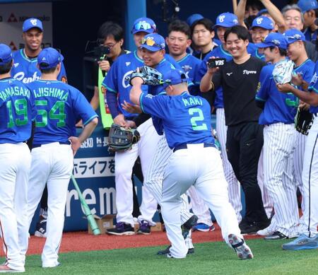 　牧に円陣の声だしを強要される森下（撮影・金田祐二）