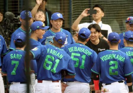 　シートノックを終え、声出しをする森下（撮影・田中太一）