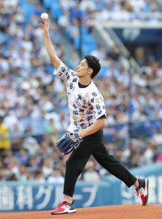 　ファーストピッチセレモニーを行う入江陵介氏（撮影・西岡正）