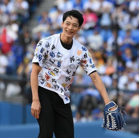 入江陵介氏　スマイル全開でファーストピッチセレモニー　球宴・第２戦