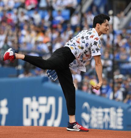 　ファーストピッチセレモニーを行う入江陵介氏（撮影・堀内翔）