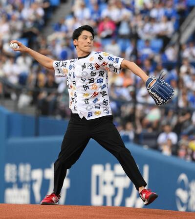 　ファーストピッチセレモニーを行う入江陵介氏（撮影・堀内翔）